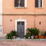 ...veglia su un ingresso secondario, costituito da una porticina grigia